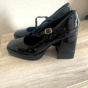Beautiful block heel shoes. Hardly used .